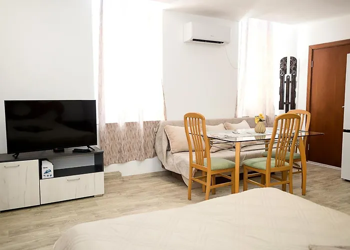 아파트 On Maria Luiza Street - Cozy In By Flat Mаnаger 바르나